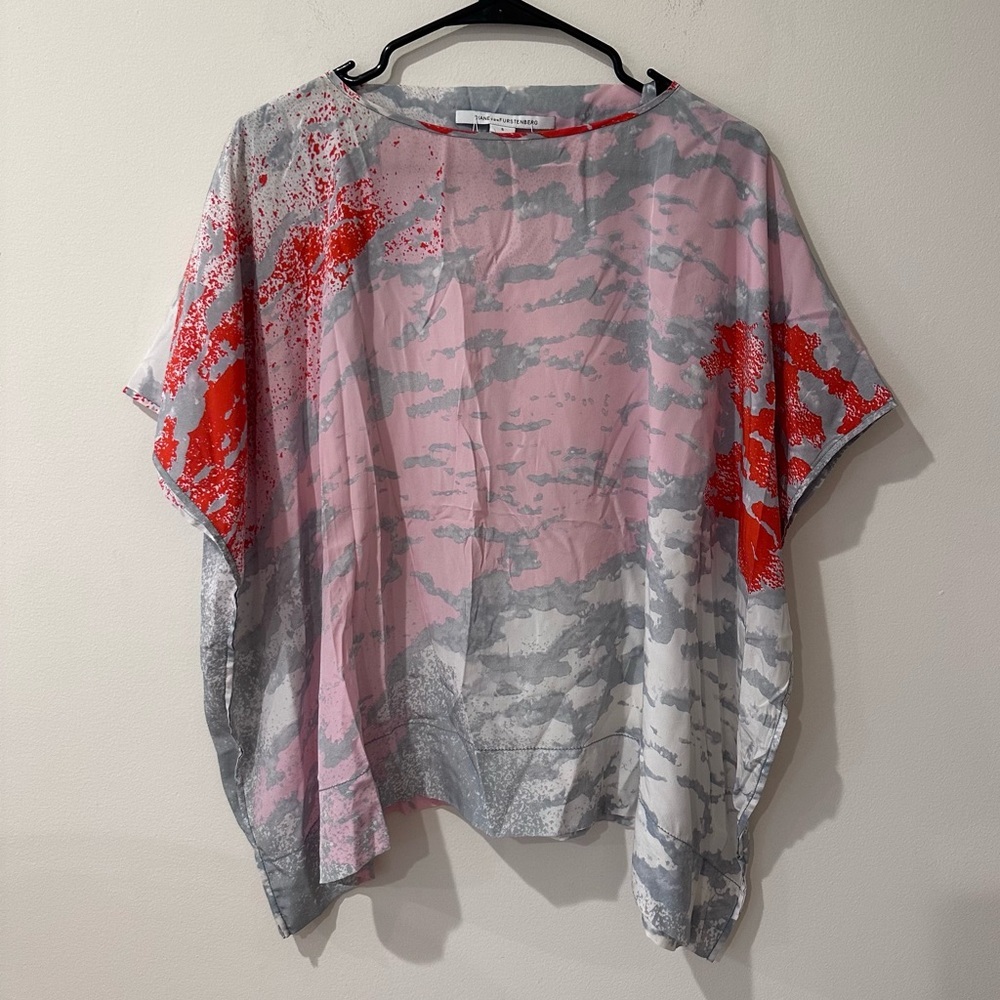 Diane Von Furstenberg 100% silk New Hankey Dream clouds top size small